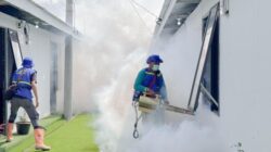 Cegah DBD Pascabencana, Relawan TCK Kemenkes Fogging Huntara Aceh Tamiang